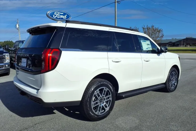 2025 Ford Expedition photo 1