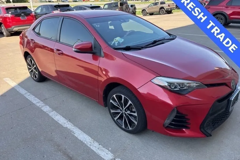 2017 Toyota Corolla SE photo 1