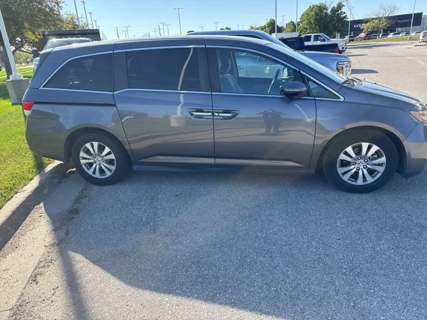 2017 Honda Odyssey SE photo 1