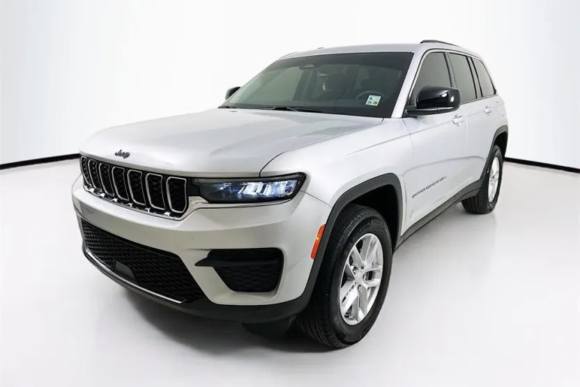 2023 Jeep Grand Cherokee Laredo photo 1