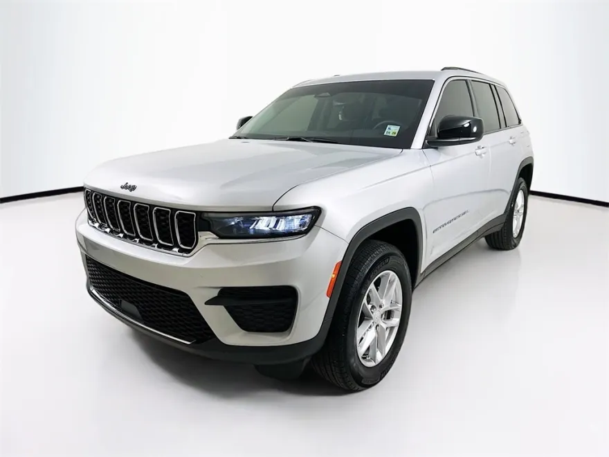 2023 Jeep Grand Cherokee Laredo photo 1