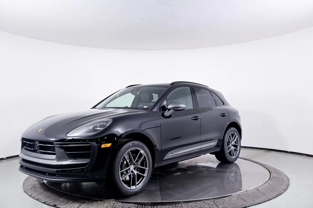 2025 Porsche Macan T photo 1