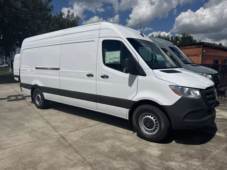 2025 Mercedes Benz Sprinter 2500 photo 1