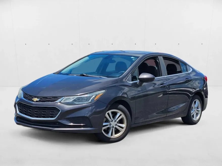 2017 Chevrolet Cruze LT photo 1