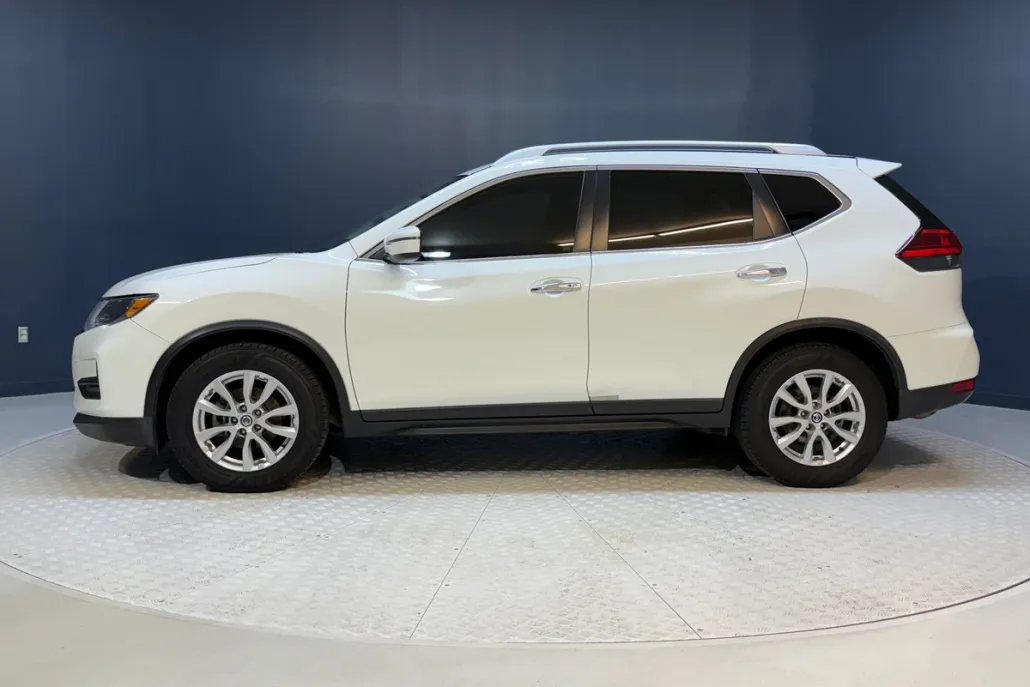 2017 Nissan Rogue SV photo 1