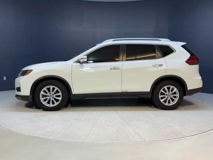 2017 Nissan Rogue SV photo 1