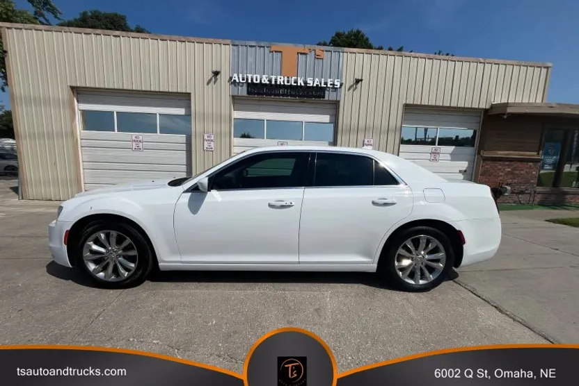 2016 Chrysler 300 Limited photo 1