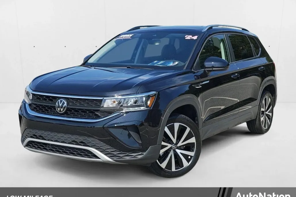 2024 Volkswagen Taos SE photo 1