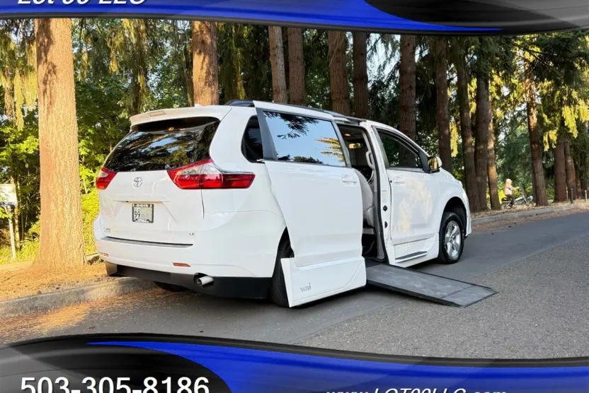 2020 Toyota Sienna LE photo 1
