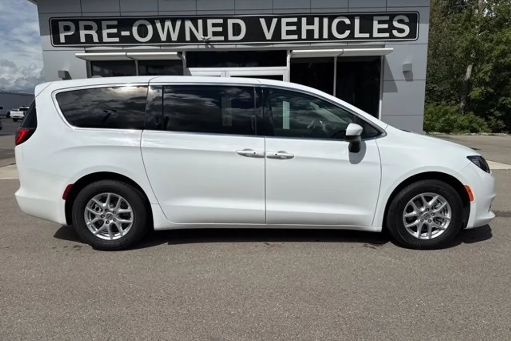 2023 Chrysler Voyager LX photo 1