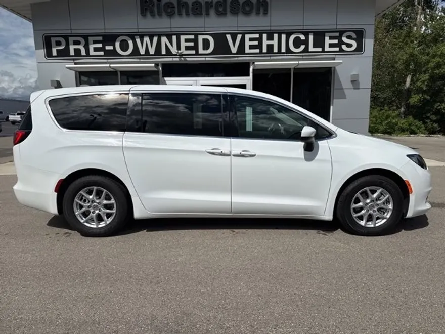 2023 Chrysler Voyager LX photo 1