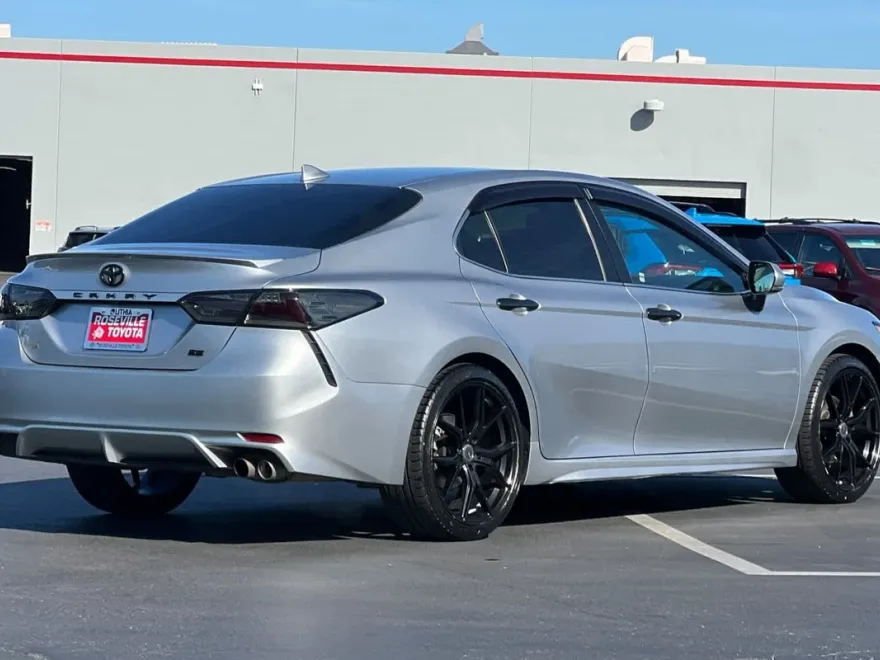 2019 Toyota Camry SE photo 1