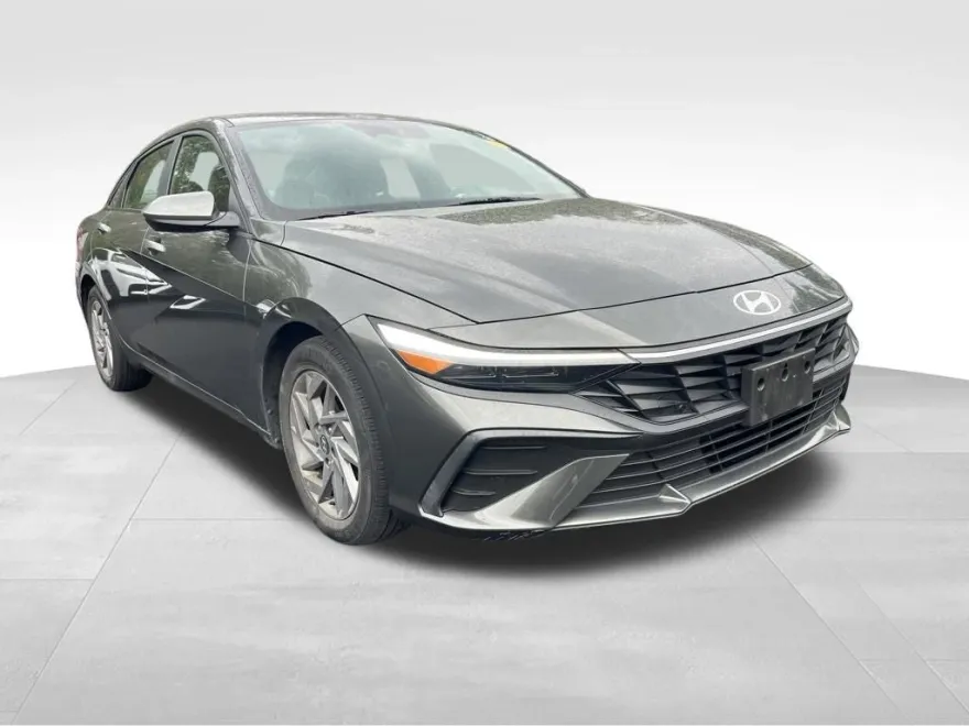 2024 Hyundai Elantra SEL photo 1