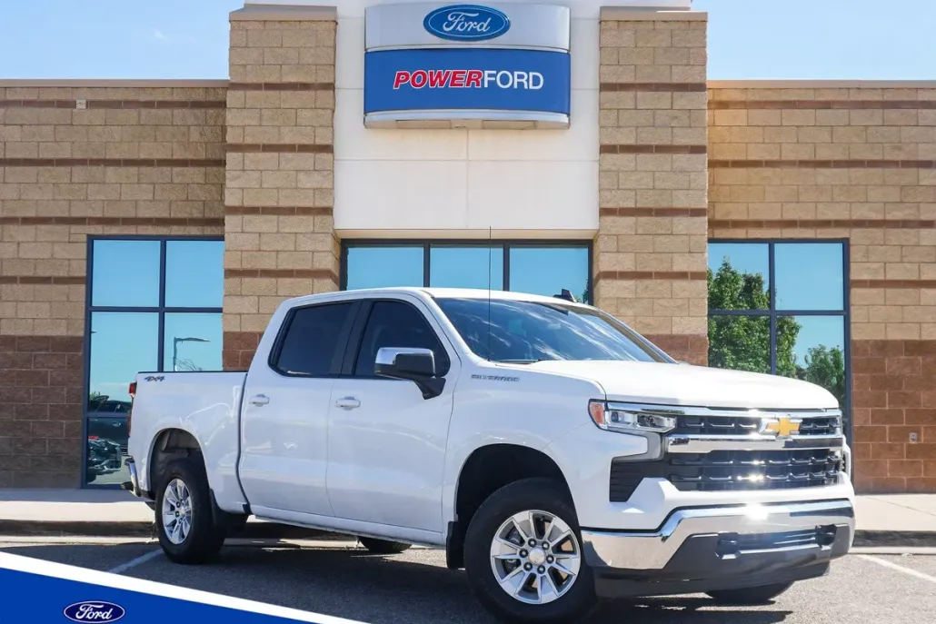 2023 Chevrolet Silverado LT photo 1