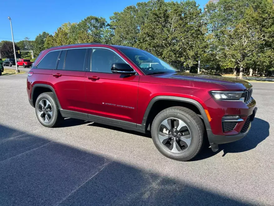 2023 Jeep Cherokee Base photo 1