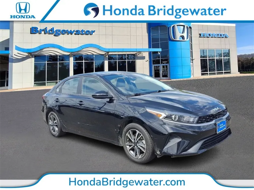 2022 Kia Forte LXS photo 1
