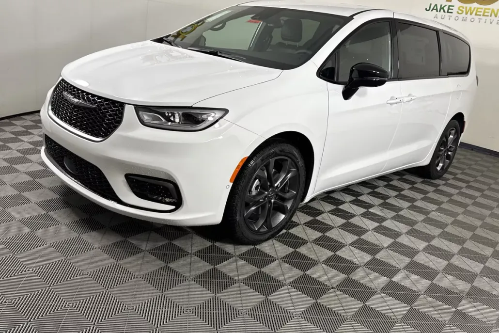 2026 Chrysler Pacifica photo 1