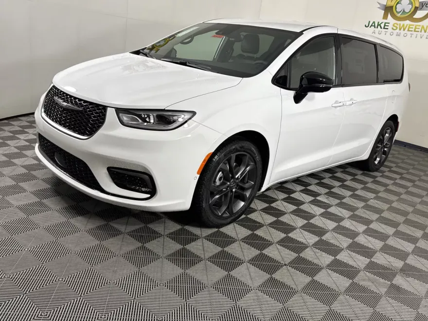 2026 Chrysler Pacifica photo 1
