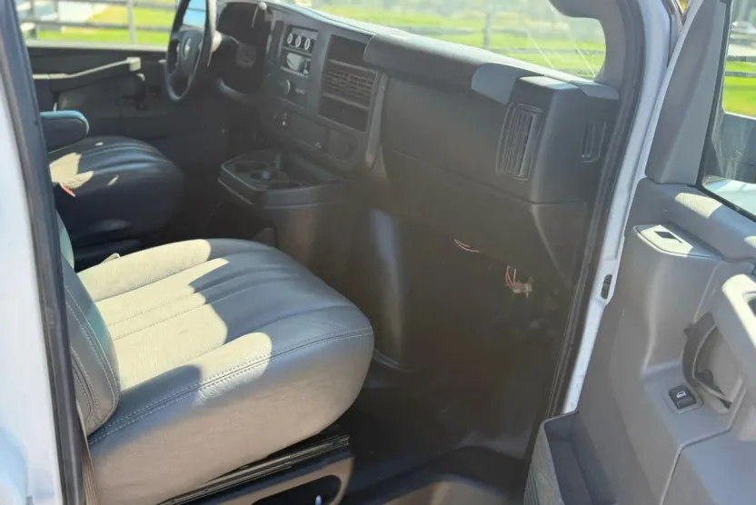2017 Chevrolet Express 2500 Cargo Van photo 1