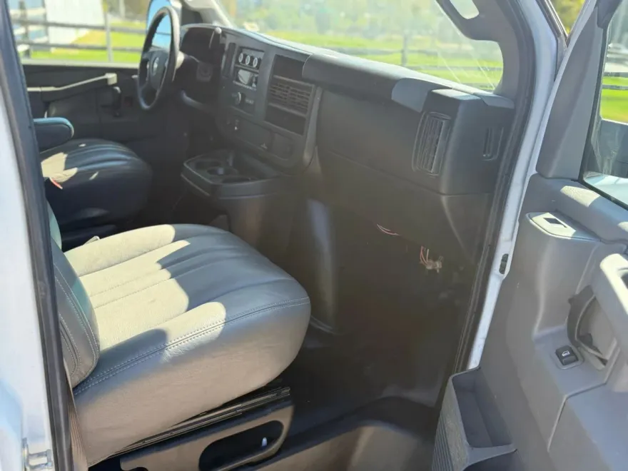 2017 Chevrolet Express 2500 Cargo Van photo 1