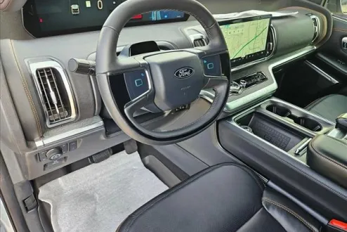 2025 Ford Expedition photo 3