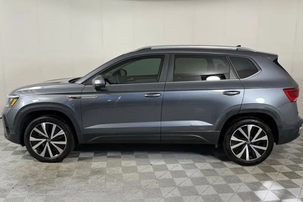 2023 Volkswagen Taos SE photo 1