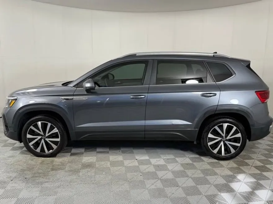 2023 Volkswagen Taos SE photo 1