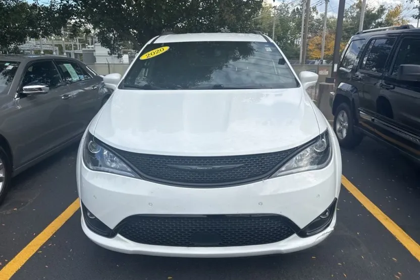 2020 Chrysler Pacifica Touring L photo 1
