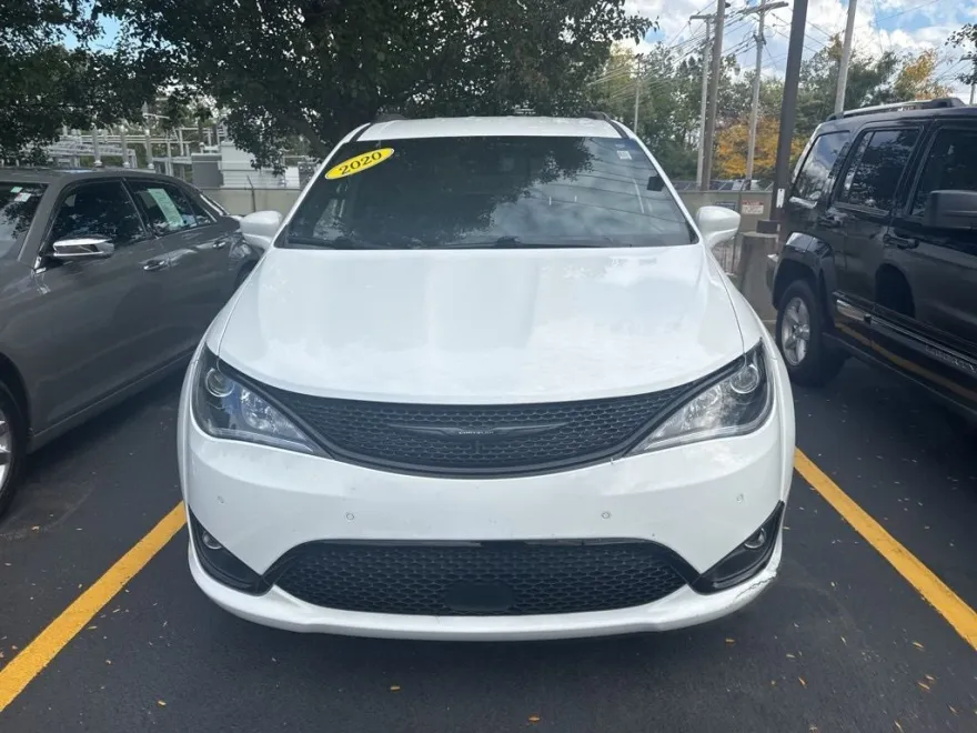2020 Chrysler Pacifica Touring L photo 1