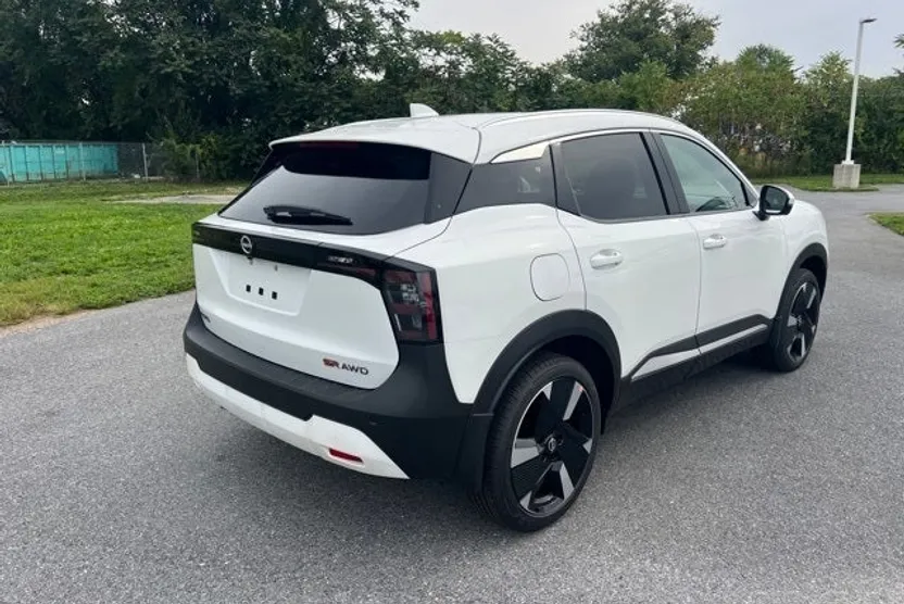 2025 Nissan Kicks SR photo 1