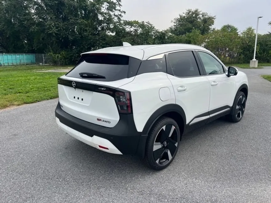 2025 Nissan Kicks SR photo 1