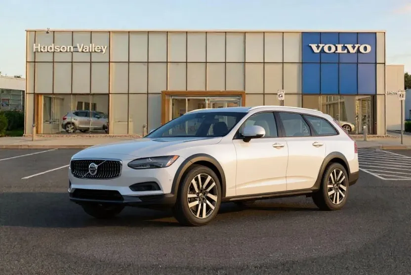 2025 Volvo V90 Cross Country B6 photo 1