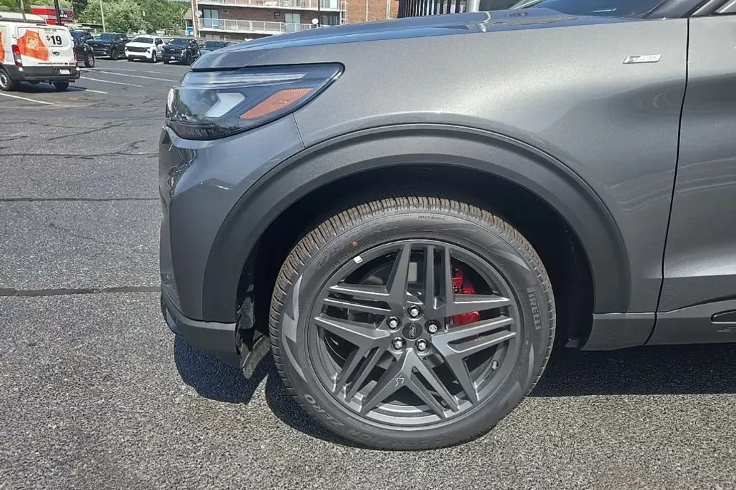 2025 Ford Explorer ST-Line photo 1