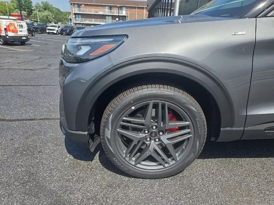 2025 Ford Explorer ST-Line photo 1