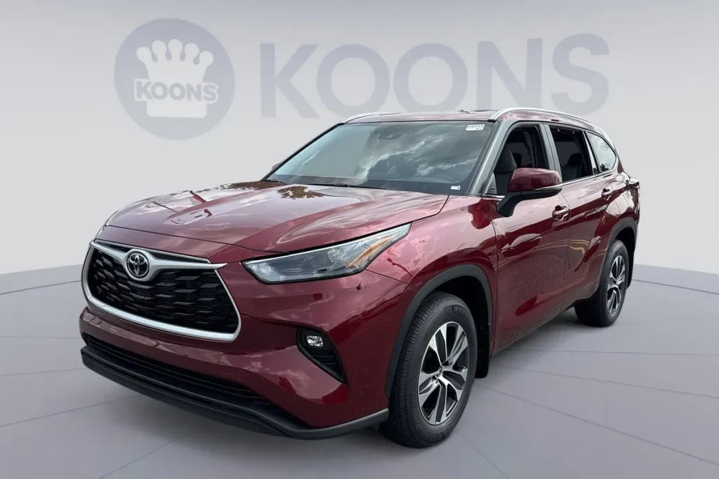 2025 Toyota Highlander XLE photo 1