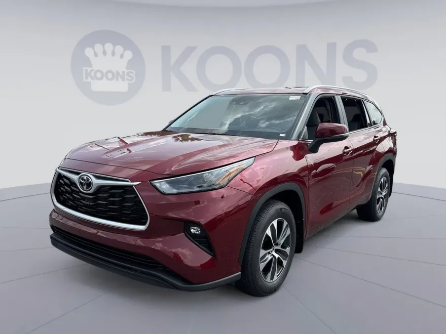 2025 Toyota Highlander XLE photo 1