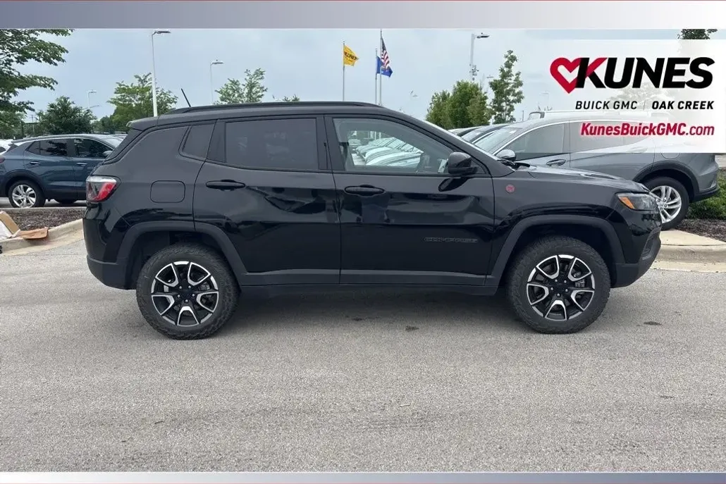 2024 Jeep Compass Trailhawk photo 1