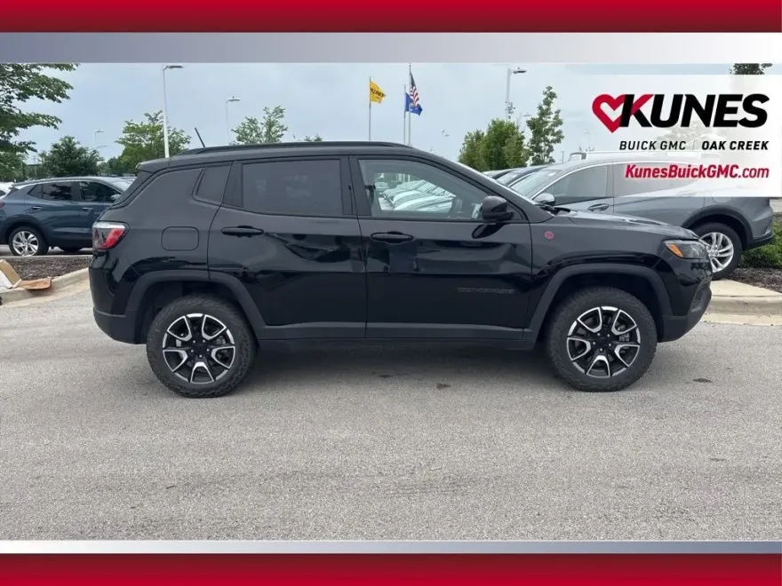 2024 Jeep Compass Trailhawk photo 1