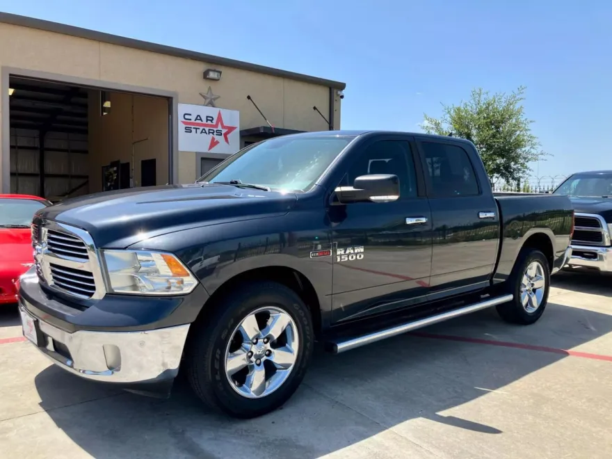 2016 Ram 1500 SLT photo 1