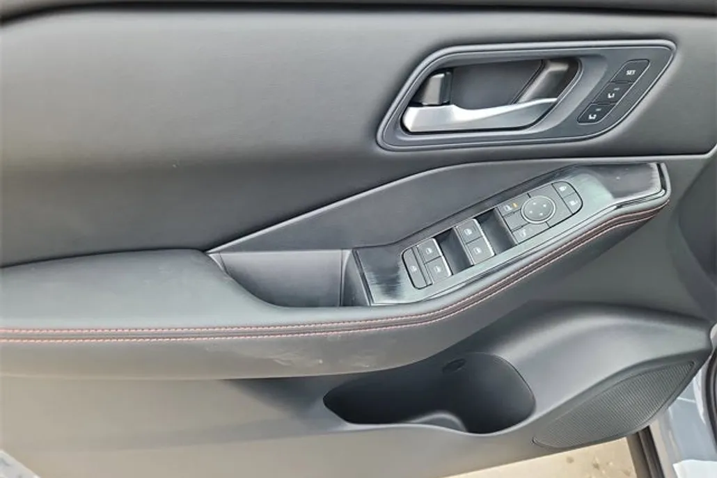 2026 Nissan Rogue SV photo 1
