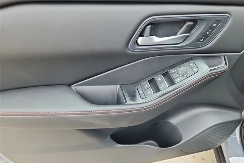 2026 Nissan Rogue SV photo 1