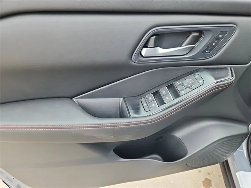 2026 Nissan Rogue SV photo 1