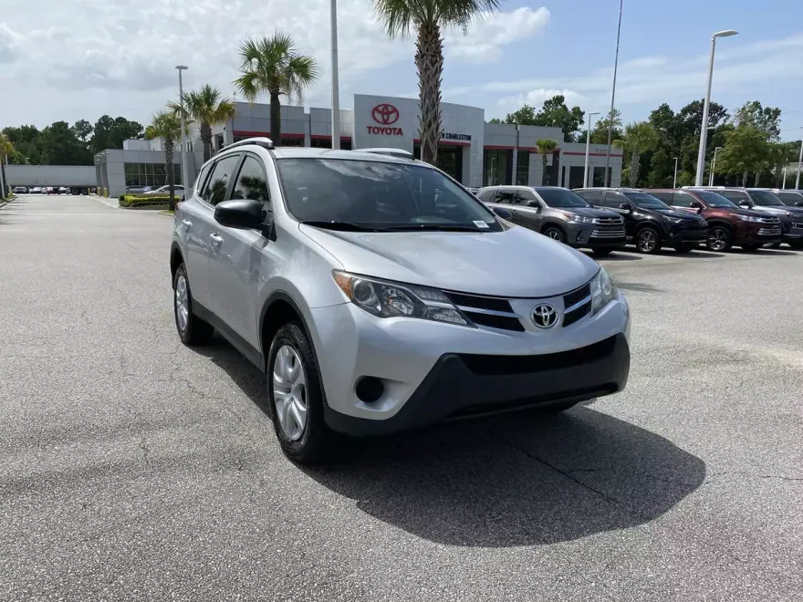 2014 Toyota RAV4 LE photo 1