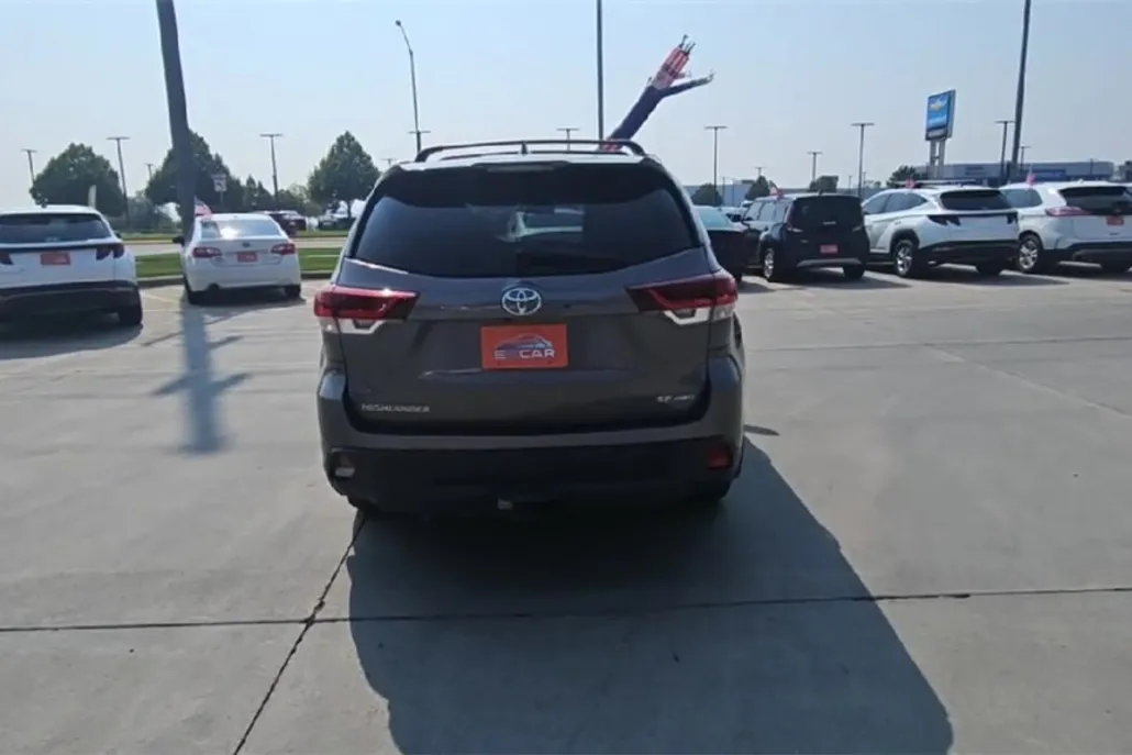 2019 Toyota Highlander SE photo 1