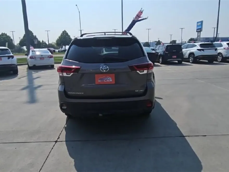 2019 Toyota Highlander SE photo 1