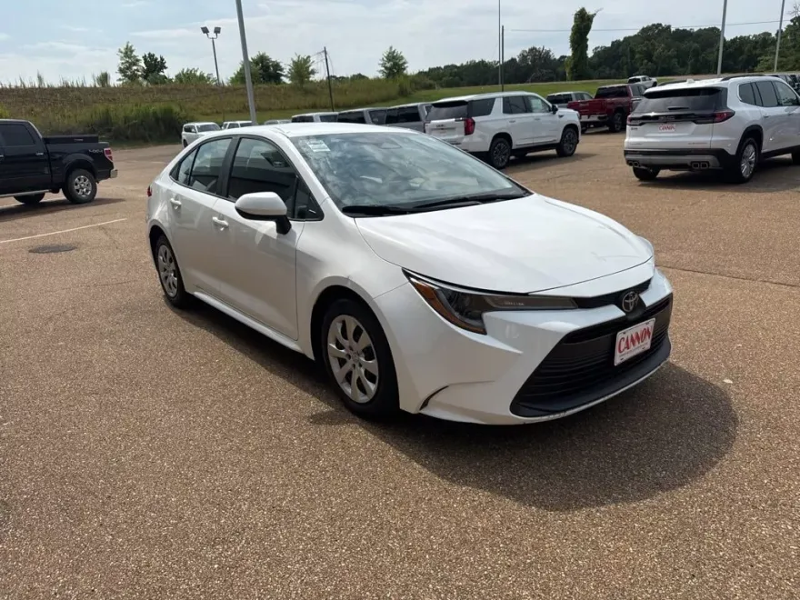 2023 Toyota Corolla LE photo 1