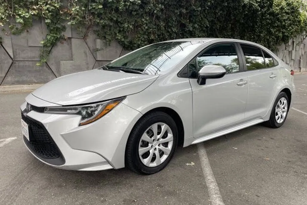 2021 Toyota Corolla LE photo 1