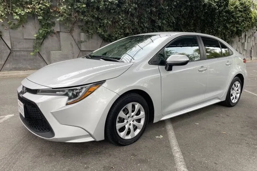 2021 Toyota Corolla LE photo 1
