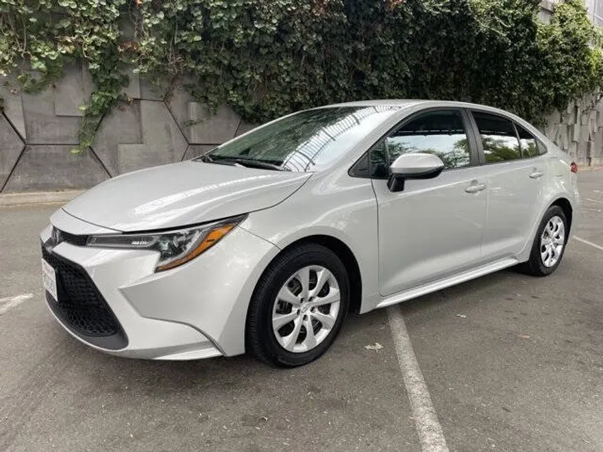 2021 Toyota Corolla LE photo 1