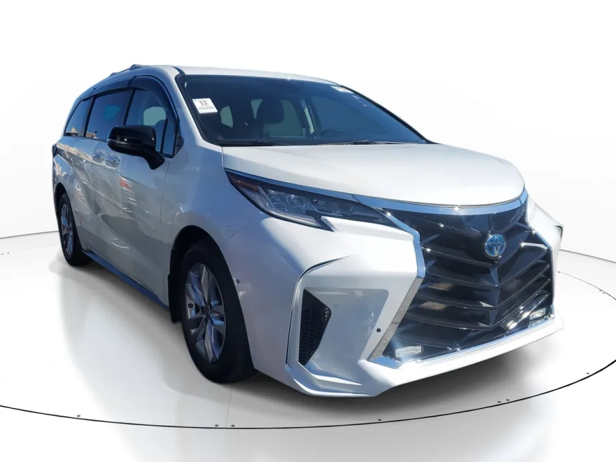 2022 Toyota Sienna Limited photo 1